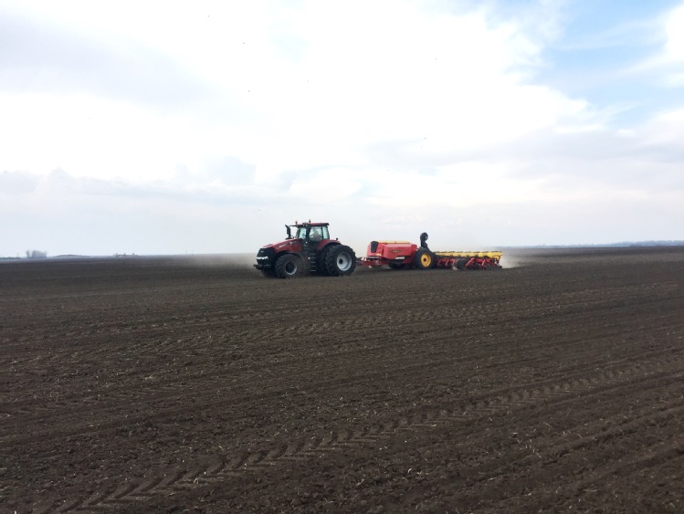 Marki Case IH i Väderstad biją rekord siewu kukurydzy dzięki pomocy Magnum 380 CVX podczas zmagań na Węgrzech